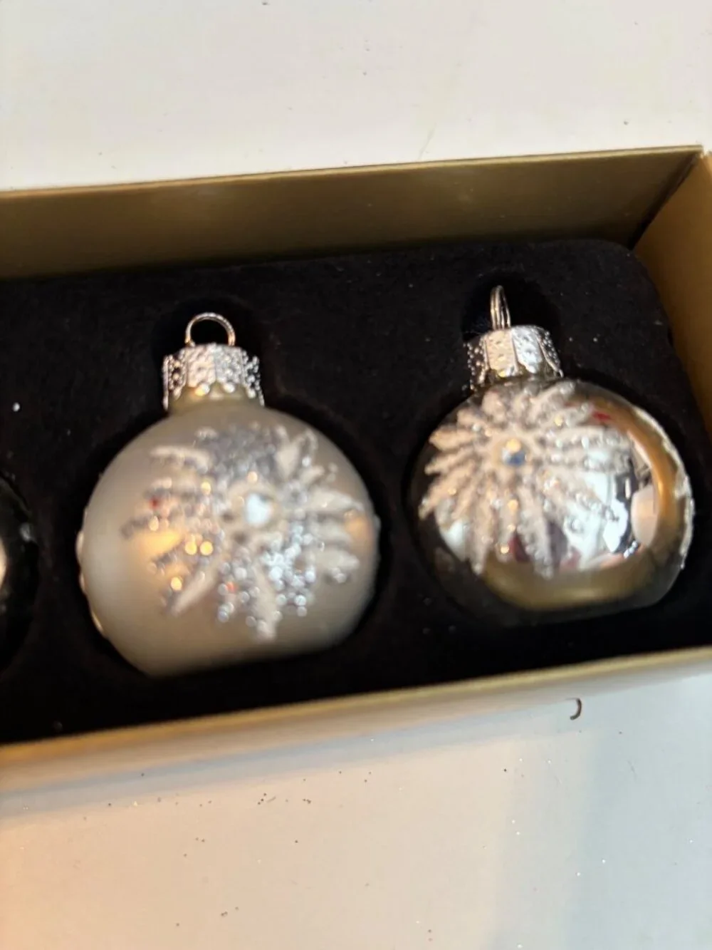Silver Glass Snowflake Place Card Holders Set Of 4 With Glitter Design
